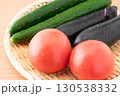 竹ざるに載せた瑞々しいトマトとナスと胡瓜（夏野菜）のクローズアップ 130538332