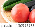 竹ざるに載せた瑞々しいトマトとナスと胡瓜（夏野菜）のクローズアップ 130538333