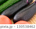 瑞々しいナスとトマトと胡瓜（夏野菜）のクローズアップ 130538462