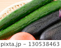 瑞々しい胡瓜とナスとトマト（夏野菜）のクローズアップ 130538463