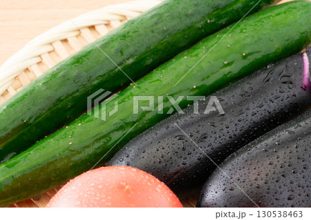 瑞々しい胡瓜とナスとトマト（夏野菜）のクローズアップ 130538463