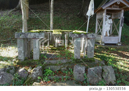 足柄明神跡:白鹿像をバックに石の祠【足柄城跡・明神曲輪跡】神奈川県南足柄市矢倉沢 足柄明神跡:白鹿像をバックに石の祠【足柄城跡・明神曲輪跡】神奈川県南足柄市矢倉沢 130538556