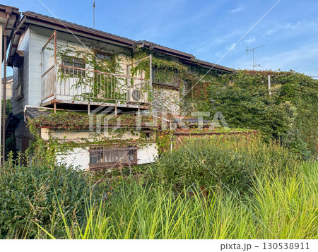 空き家になり草に覆われた家 130538911