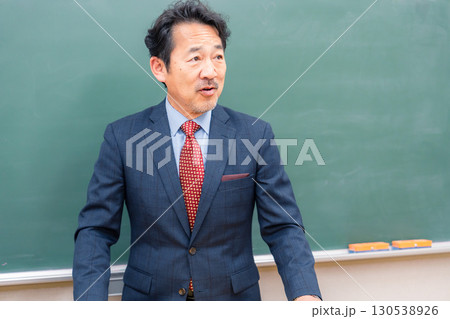 優しそうな雰囲気の男性教師 優しそうな雰囲気の男性教師 130538926