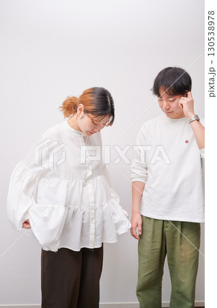 向き合う夫婦 妊婦 マタニティ 向き合う夫婦 妊婦 マタニティ 130538978