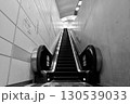 地下鉄出口の長いエスカレーター「札幌地下鉄新札幌駅」白黒 130539033