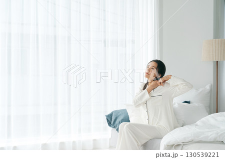 起床して肩のストレッチをする女性 起床して肩のストレッチをする女性 130539221