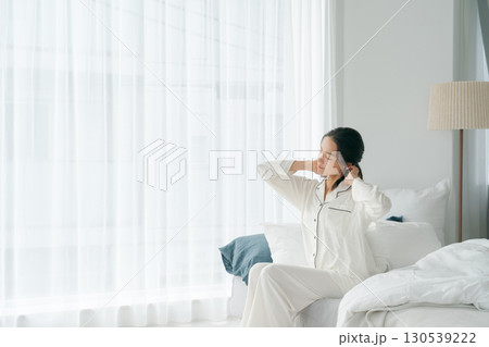 起床して肩のストレッチをする女性 起床して肩のストレッチをする女性 130539222