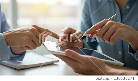 ビジネスでタブレットを用いたプレゼンテーションAI生成画像 130539271