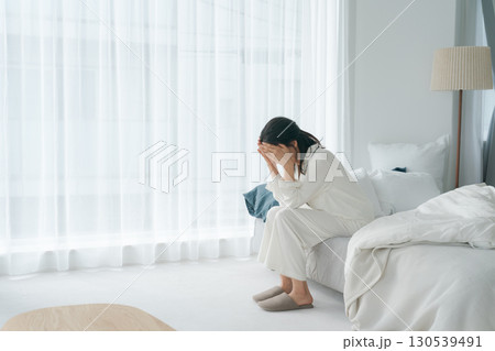 体調が悪いパジャマの女性 体調が悪いパジャマの女性 130539491