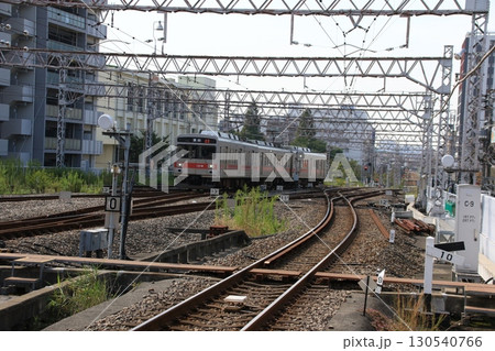 蒲田駅に向かって進行してくる東急多摩川線の電車 130540766