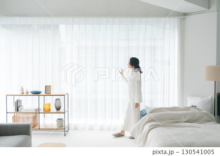 起床したパジャマの女性の全身 起床したパジャマの女性の全身 130541005