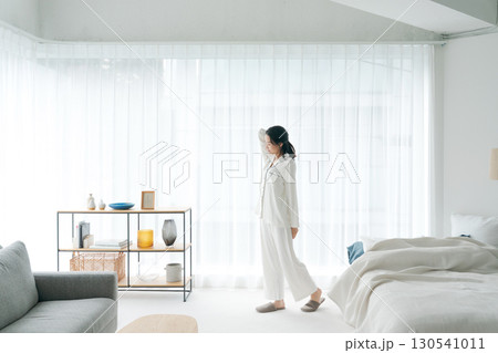 起床したパジャマの女性の全身 起床したパジャマの女性の全身 130541011