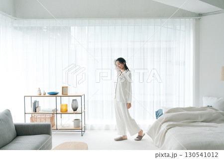 起床したパジャマの女性の全身 130541012