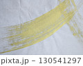 金色でペイントされた紙 130541297