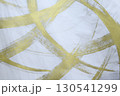 金色の彩色のある白い和紙 130541299