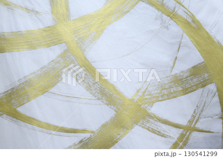 金色の彩色のある白い和紙 130541299