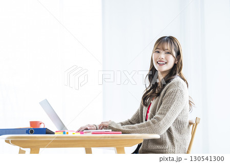 若い女性　ノートパソコン　カメラ目線　笑顔 130541300