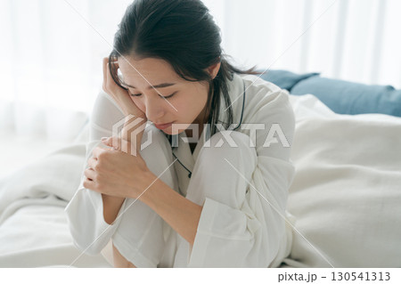 体調不良のパジャマの女性 体調不良のパジャマの女性 130541313