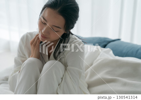 体調不良のパジャマの女性 130541314