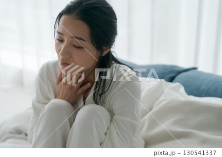 体調不良のパジャマの女性 体調不良のパジャマの女性 130541337