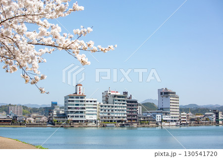 田市三隈川公園の桜とホテル街並み 130541720