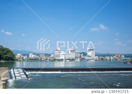 田市三隈川公園の桜とホテル街並み 130541725