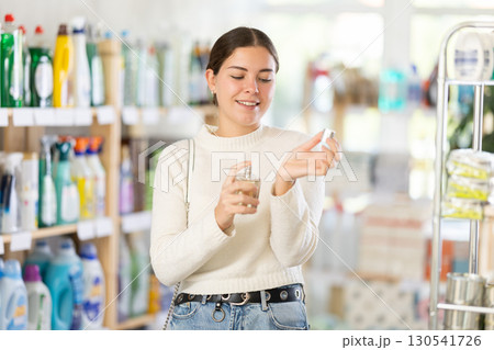 woman chooses a perfume 130541726