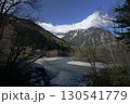 快晴の上高地で残雪の穂高蓮連峰が見える梓川の風景 130541779