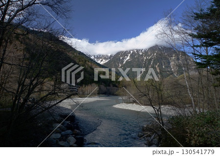 快晴の上高地で残雪の穂高蓮連峰が見える梓川の風景 快晴の上高地で残雪の穂高蓮連峰が見える梓川の風景 130541779