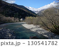 快晴の上高地で残雪の穂高蓮連峰が見える梓川の風景 130541782
