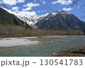 快晴の上高地で残雪の穂高蓮連峰が見える梓川の風景 130541783