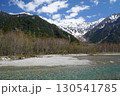 快晴の上高地で残雪の穂高蓮連峰が見える梓川の風景 130541785