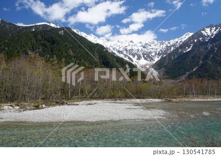 快晴の上高地で残雪の穂高蓮連峰が見える梓川の風景 快晴の上高地で残雪の穂高蓮連峰が見える梓川の風景 130541785