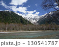快晴の上高地で残雪の穂高蓮連峰が見える梓川の風景 130541787