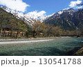 快晴の上高地で残雪の穂高蓮連峰が見える梓川の風景 130541788