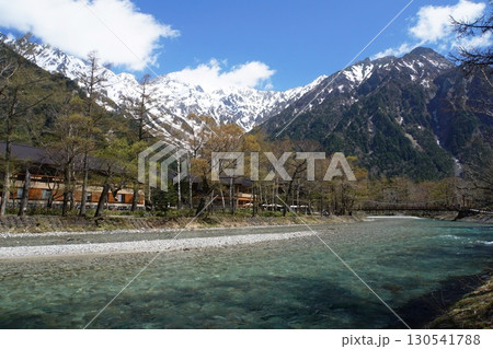 快晴の上高地で残雪の穂高蓮連峰が見える梓川の風景 130541788