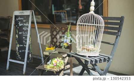 カフェや雑貨屋の店先を彩る鳥かごのディスプレイ カフェや雑貨屋の店先を彩る鳥かごのディスプレイ 130542353