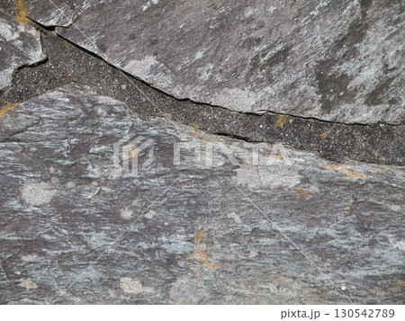 古い石壁の表面 130542789