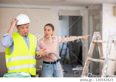 Work conflict between woman and contractor 130542823