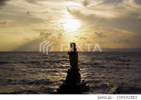 島根県の宍道湖 美しい夕陽と袖師地蔵 130542965