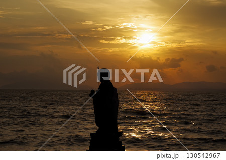 島根県の宍道湖 美しい夕陽と袖師地蔵 130542967