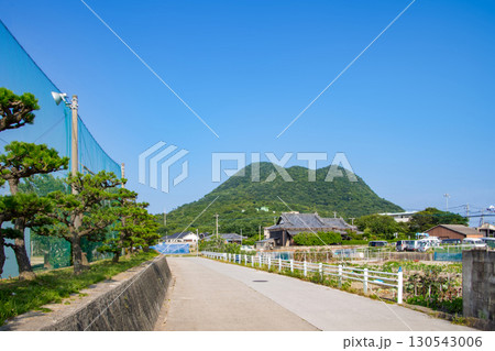 大分県姫島の民家と矢筈岳 130543006