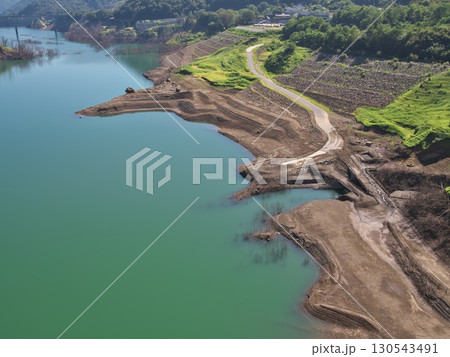 渇水のため見えてきた八ッ場ダム建設で水没したJR吾妻線線路・トンネル・樹木・基礎 130543491