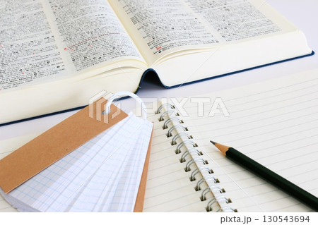 教育イメージ テスト勉強 試験勉強 ノートと英和辞典 3:2 教育イメージ テスト勉強 試験勉強 ノートと英和辞典 3:2 130543694