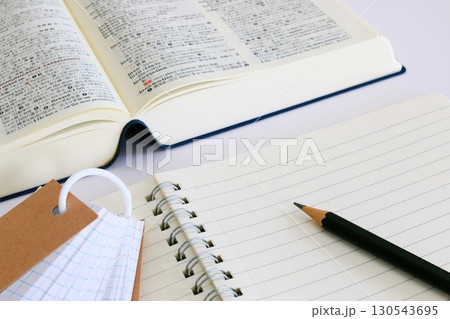 教育イメージ　テスト勉強　試験勉強　ノートと英和辞典　3:2 130543695