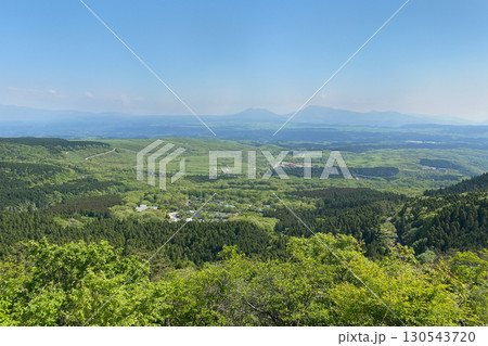 やまなみハイウェイ展望台から見た瀬の本高原と阿蘇山 130543720