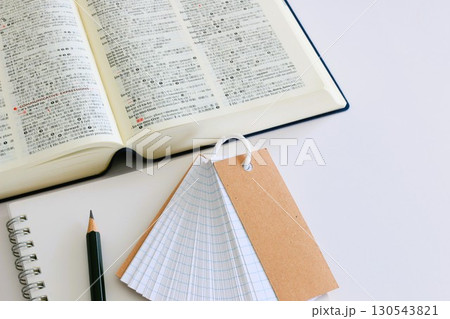 教育イメージ　テスト勉強　試験勉強　ノートと英和辞典　コピースペース　3:2 130543821