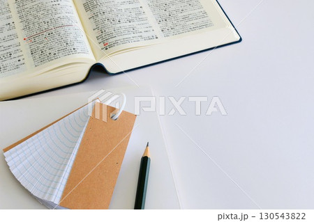 教育イメージ テスト勉強 試験勉強 ノートと英和辞典 コピースペース 3:2 教育イメージ テスト勉強 試験勉強 ノートと英和辞典 コピースペース 3:2 130543822