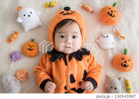 ハロウィンの仮装をした女の子 130543997
